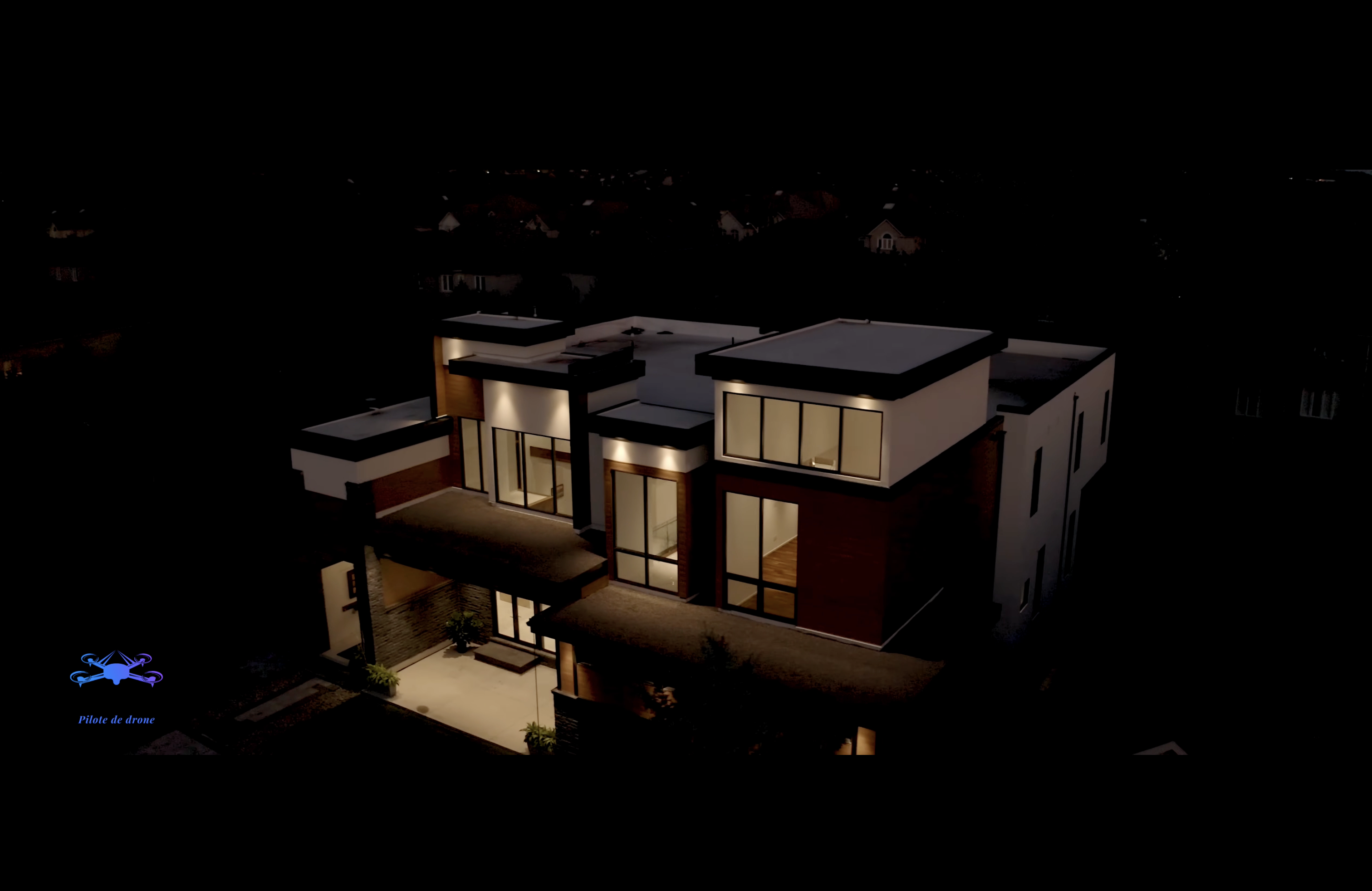 Maison moderne filmée de nuit — immobilier